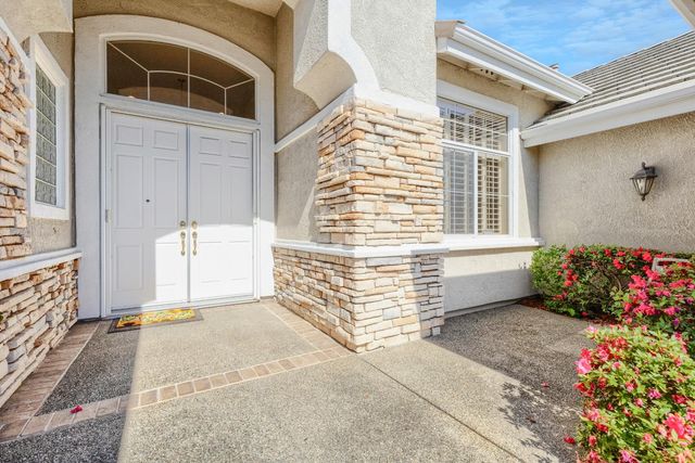 6360 Rose Garden Ln, Roseville, CA 95747