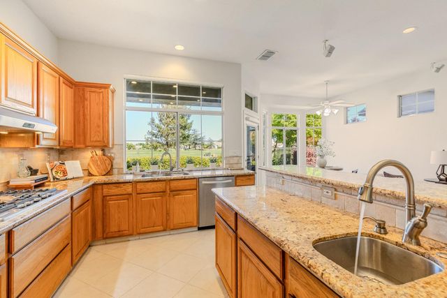 6360 Rose Garden Ln, Roseville, CA 95747