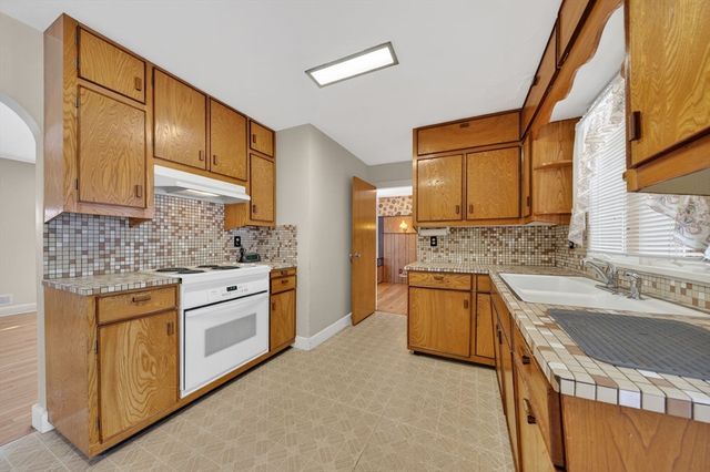 32 Watson St, New Bedford, MA 02740