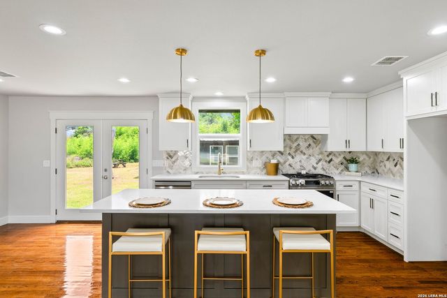 547 N CENTRAL AVE, New Braunfels, TX 78130