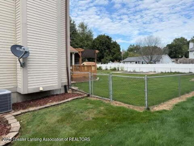 5560 Strawberry Lane, Haslett, MI 48840