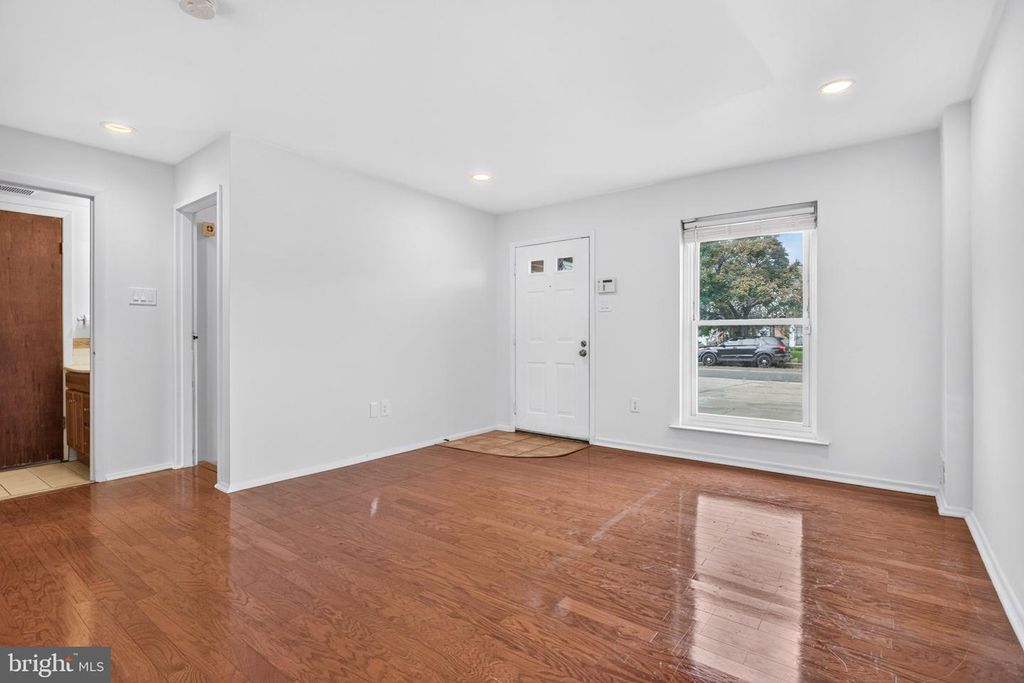 8408 LYONS PL, PHILADELPHIA, PA 19153 — photo 4