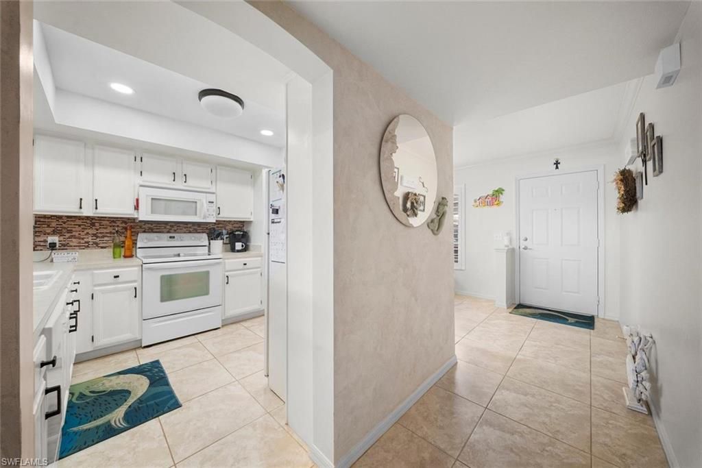 Image 16 of property listing at 4622 12th PL 124, Cape Coral, FL 33914