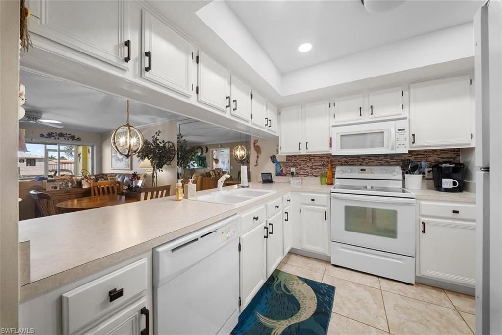 Image 18 of property listing at 4622 12th PL 124, Cape Coral, FL 33914