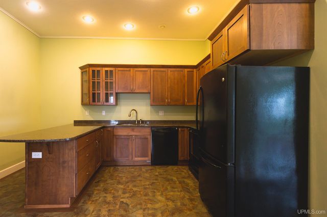 208 E Montezuma Avenue, Houghton, MI 49931