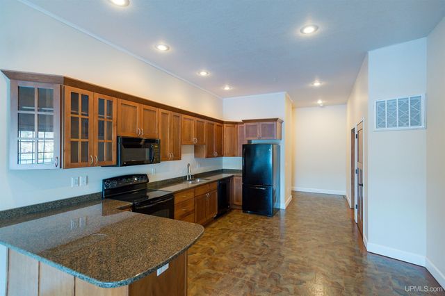 208 E Montezuma Avenue, Houghton, MI 49931