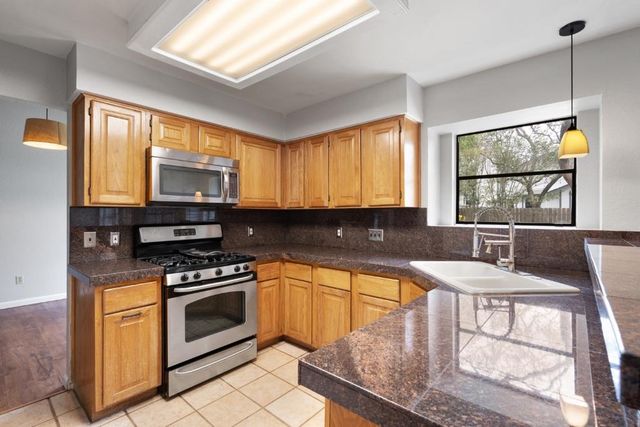 8718 Coastal DR, Austin, TX 78749