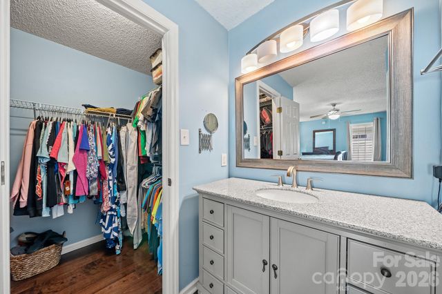 5200 Cressingham Court, Charlotte, NC 28227