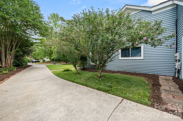 5200 Cressingham Court, Charlotte, NC 28227