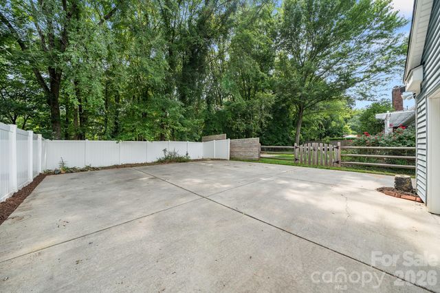5200 Cressingham Court, Charlotte, NC 28227