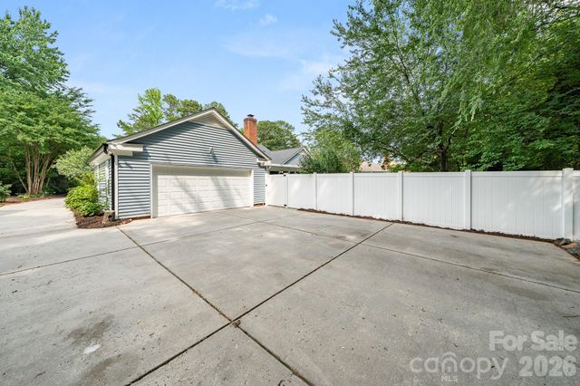 5200 Cressingham Court, Charlotte, NC 28227