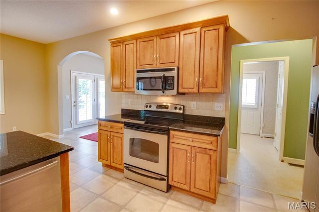 1400 White Oak Trail, Godfrey, IL 62035