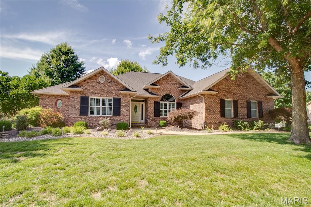 Image 1 of property listing at 1400 White Oak Trail, Godfrey, IL 62035