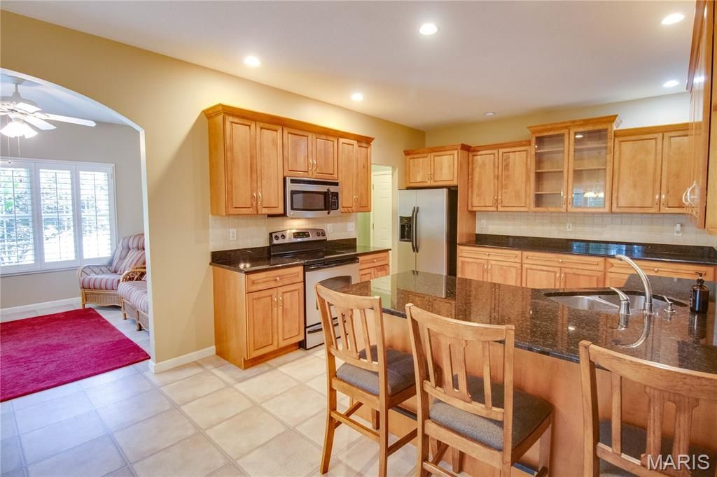 Image 16 of property listing at 1400 White Oak Trail, Godfrey, IL 62035