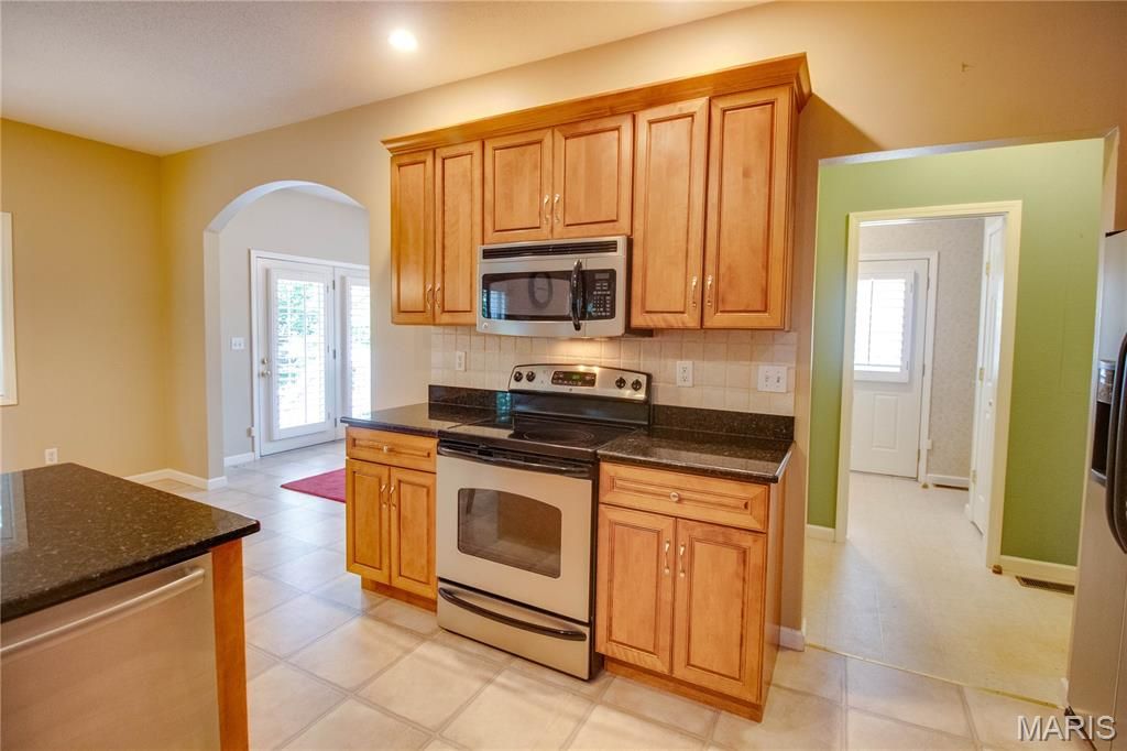Image 18 of property listing at 1400 White Oak Trail, Godfrey, IL 62035