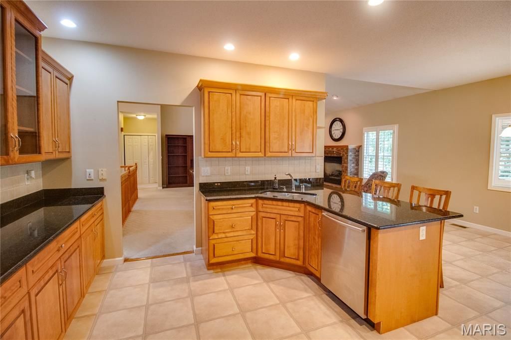 Image 19 of property listing at 1400 White Oak Trail, Godfrey, IL 62035