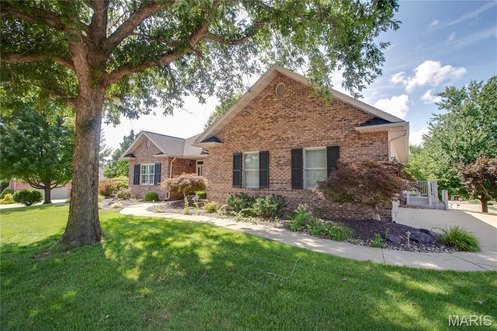 Image 3 of property listing at 1400 White Oak Trail, Godfrey, IL 62035