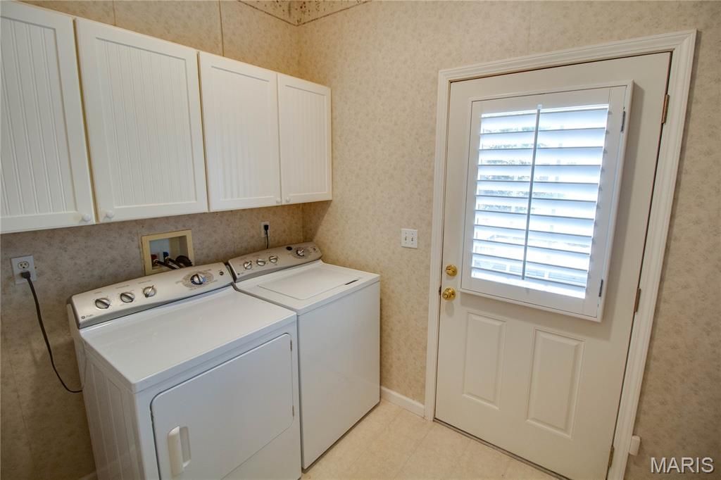 Image 24 of property listing at 1400 White Oak Trail, Godfrey, IL 62035
