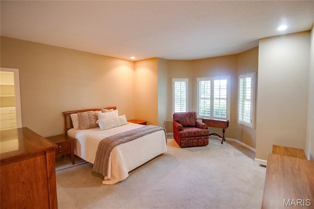 Image 25 of property listing at 1400 White Oak Trail, Godfrey, IL 62035