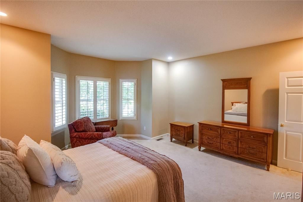Image 27 of property listing at 1400 White Oak Trail, Godfrey, IL 62035