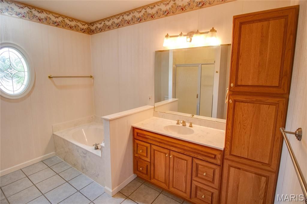 Image 29 of property listing at 1400 White Oak Trail, Godfrey, IL 62035