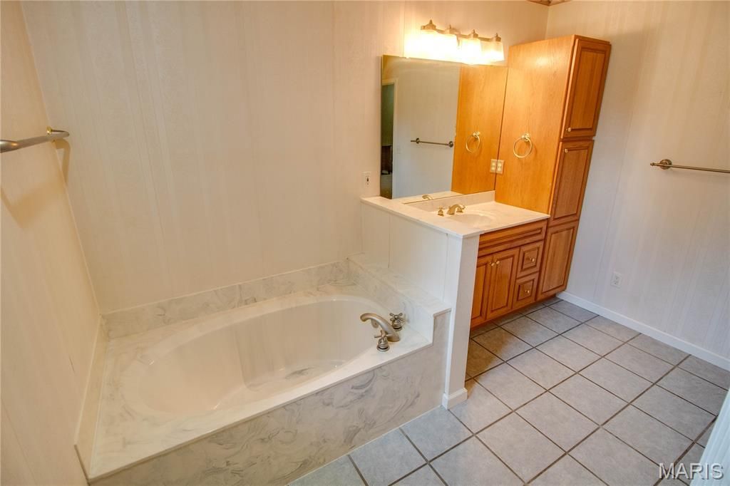 Image 30 of property listing at 1400 White Oak Trail, Godfrey, IL 62035