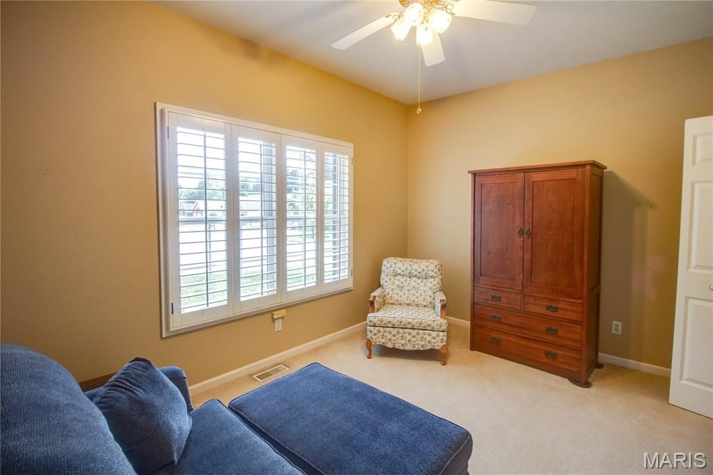 Image 32 of property listing at 1400 White Oak Trail, Godfrey, IL 62035