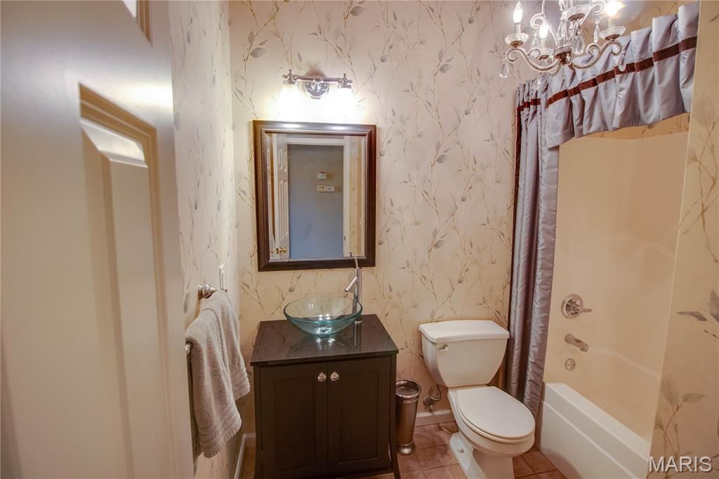Image 35 of property listing at 1400 White Oak Trail, Godfrey, IL 62035