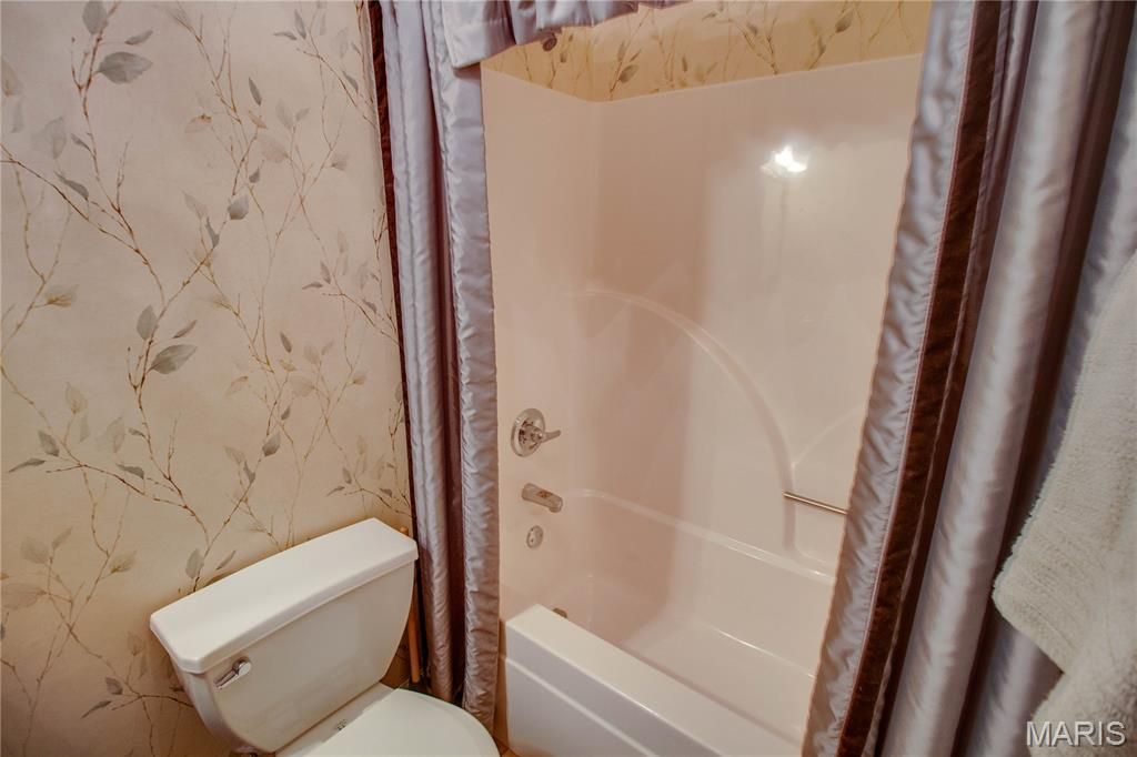 Image 37 of property listing at 1400 White Oak Trail, Godfrey, IL 62035