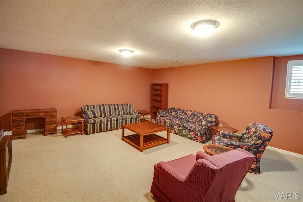 Image 40 of property listing at 1400 White Oak Trail, Godfrey, IL 62035