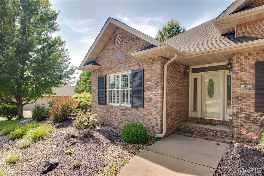 Image 5 of property listing at 1400 White Oak Trail, Godfrey, IL 62035