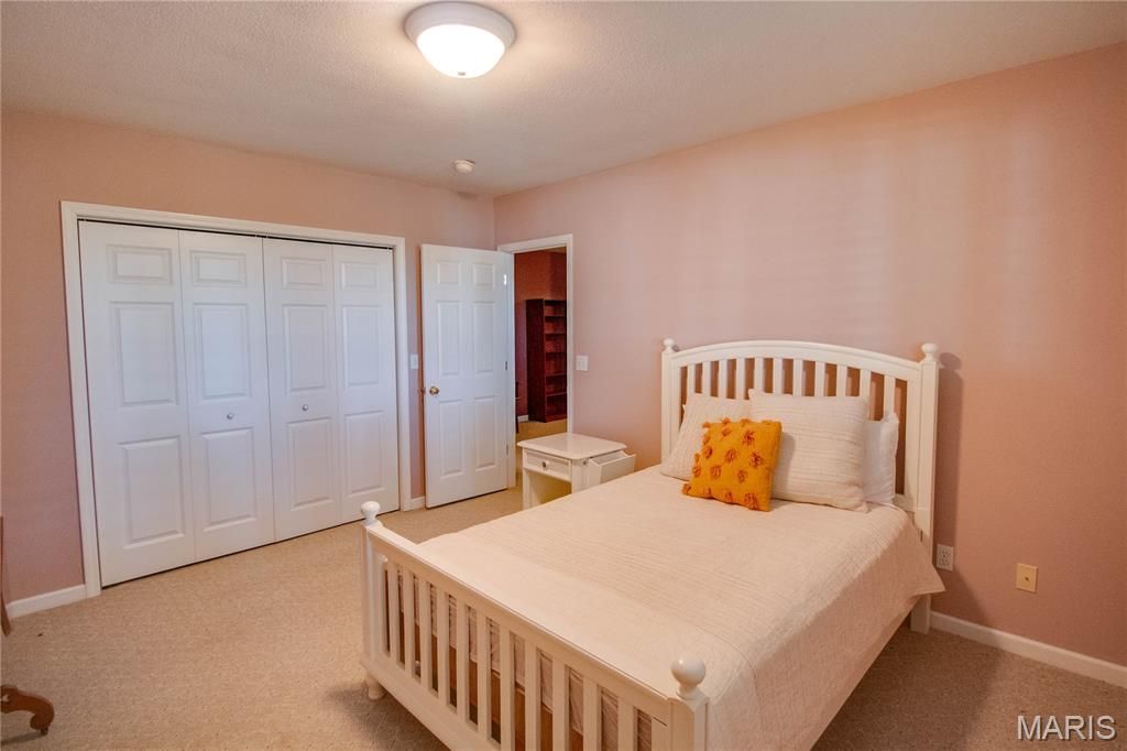 Image 45 of property listing at 1400 White Oak Trail, Godfrey, IL 62035