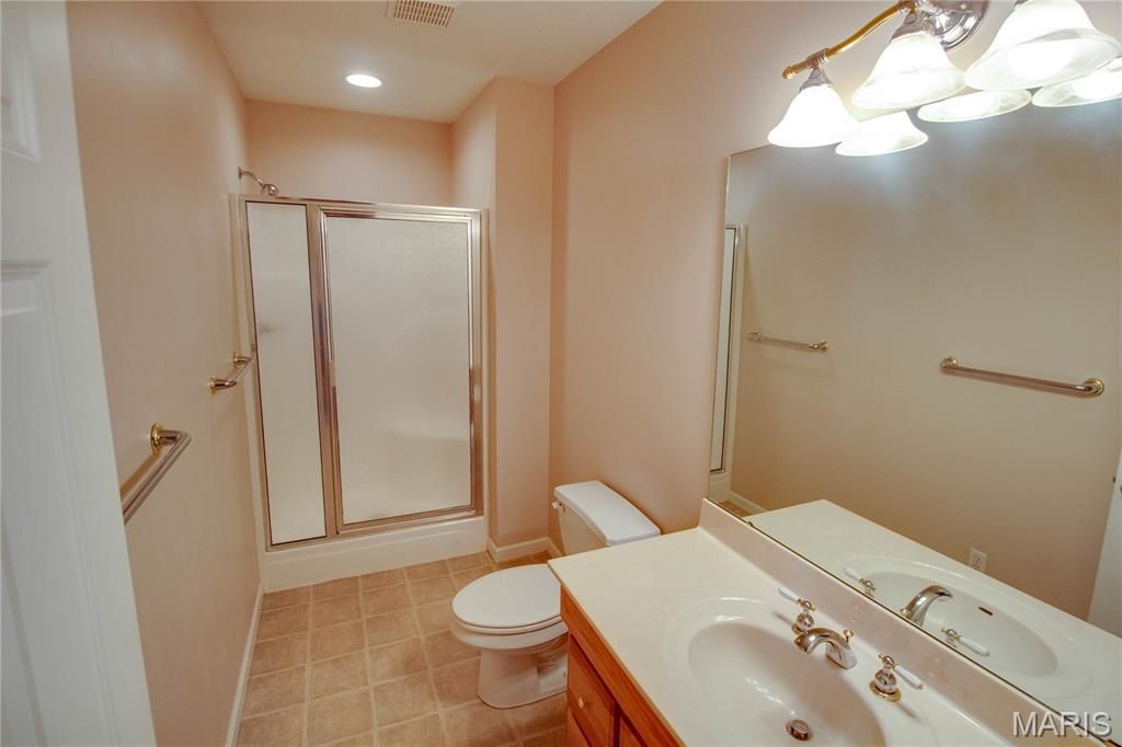 Image 46 of property listing at 1400 White Oak Trail, Godfrey, IL 62035