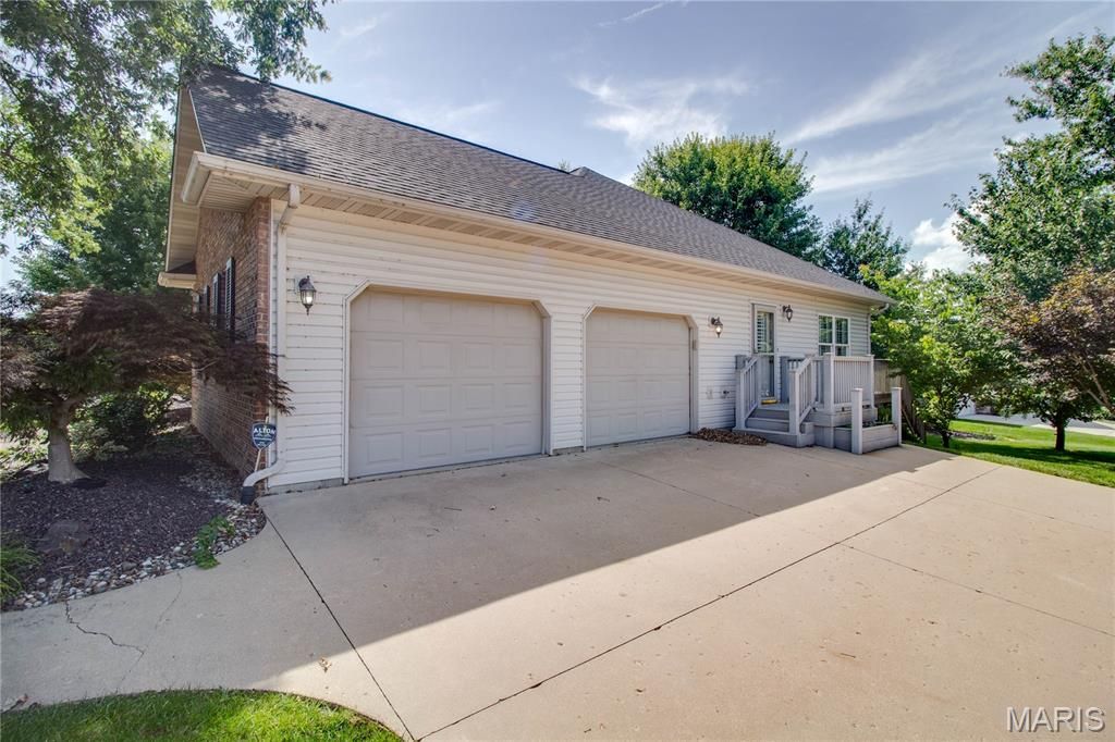 Image 52 of property listing at 1400 White Oak Trail, Godfrey, IL 62035