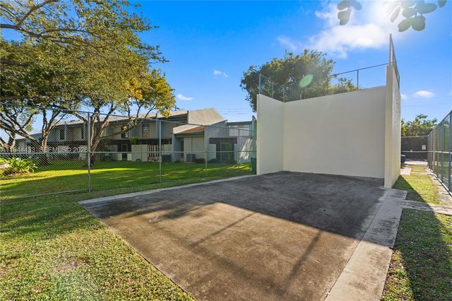 9740 NW 10th St 82, Pembroke Pines, FL 33024