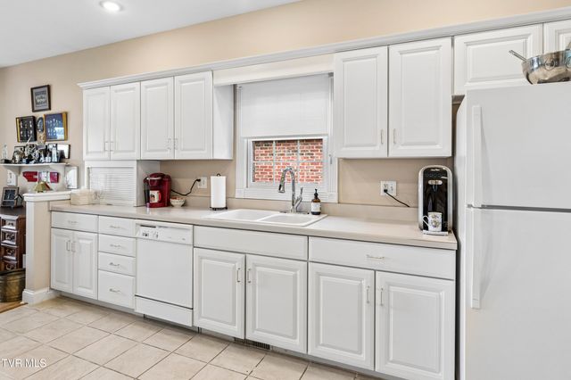 1819 Waters Edge Drive, Johnson City, TN 37604