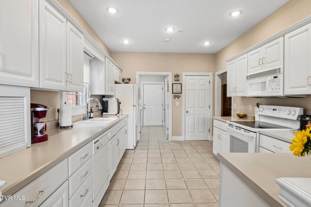 1819 Waters Edge Drive, Johnson City, TN 37604