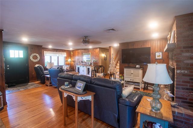 122 Elton Circle, Cranston, RI 02921