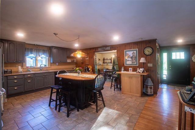 122 Elton Circle, Cranston, RI 02921