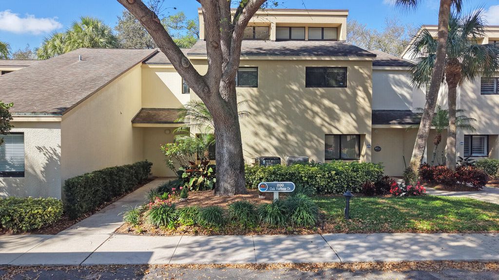 215 Oak Harbour Drive, Juno Beach, FL 33408