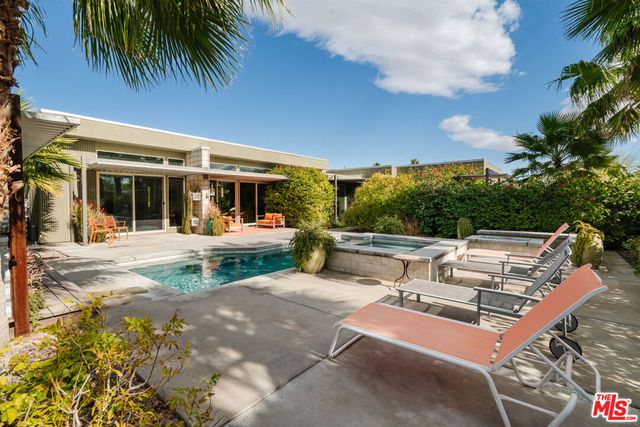 1096 Lucent Court, Palm Springs, CA 92262