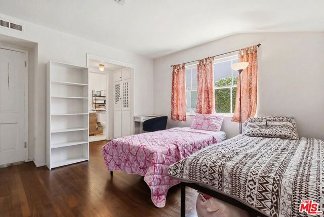 11801 Rose Avenue, Los Angeles, CA 90066