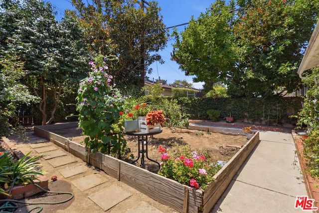 11801 Rose Avenue, Los Angeles, CA 90066