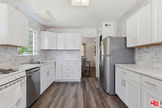11801 Rose Avenue, Los Angeles, CA 90066