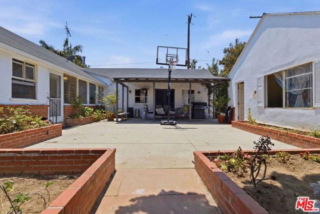 11801 Rose Avenue, Los Angeles, CA 90066