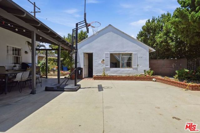 11801 Rose Avenue, Los Angeles, CA 90066