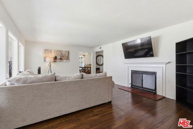 11801 Rose Avenue, Los Angeles, CA 90066