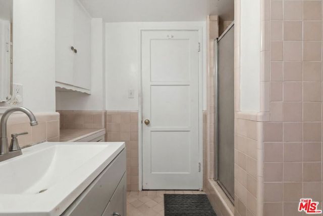 11801 Rose Avenue, Los Angeles, CA 90066