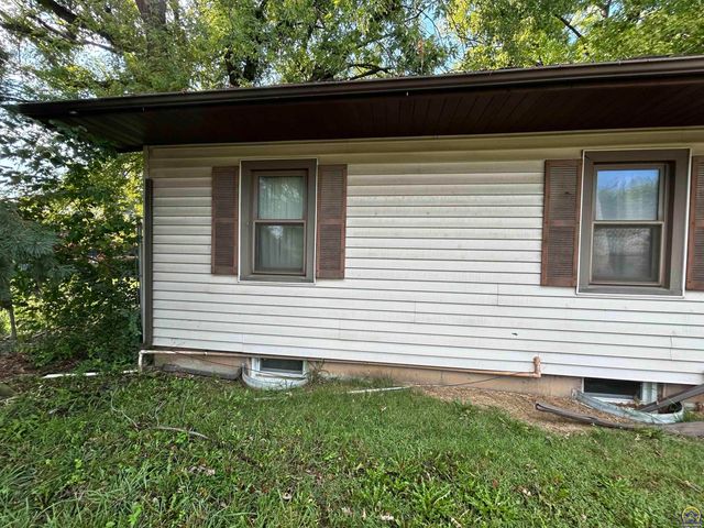 2427 SE Adams St, Topeka, KS 66605