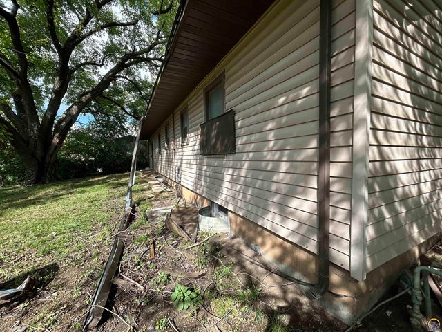 2427 SE Adams St, Topeka, KS 66605